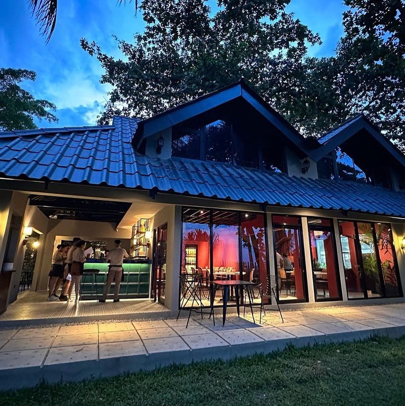 Wood-fired pizza with fresh toppings at Popolo Pizza, one of the best Italian restaurants in Dumaguete City.